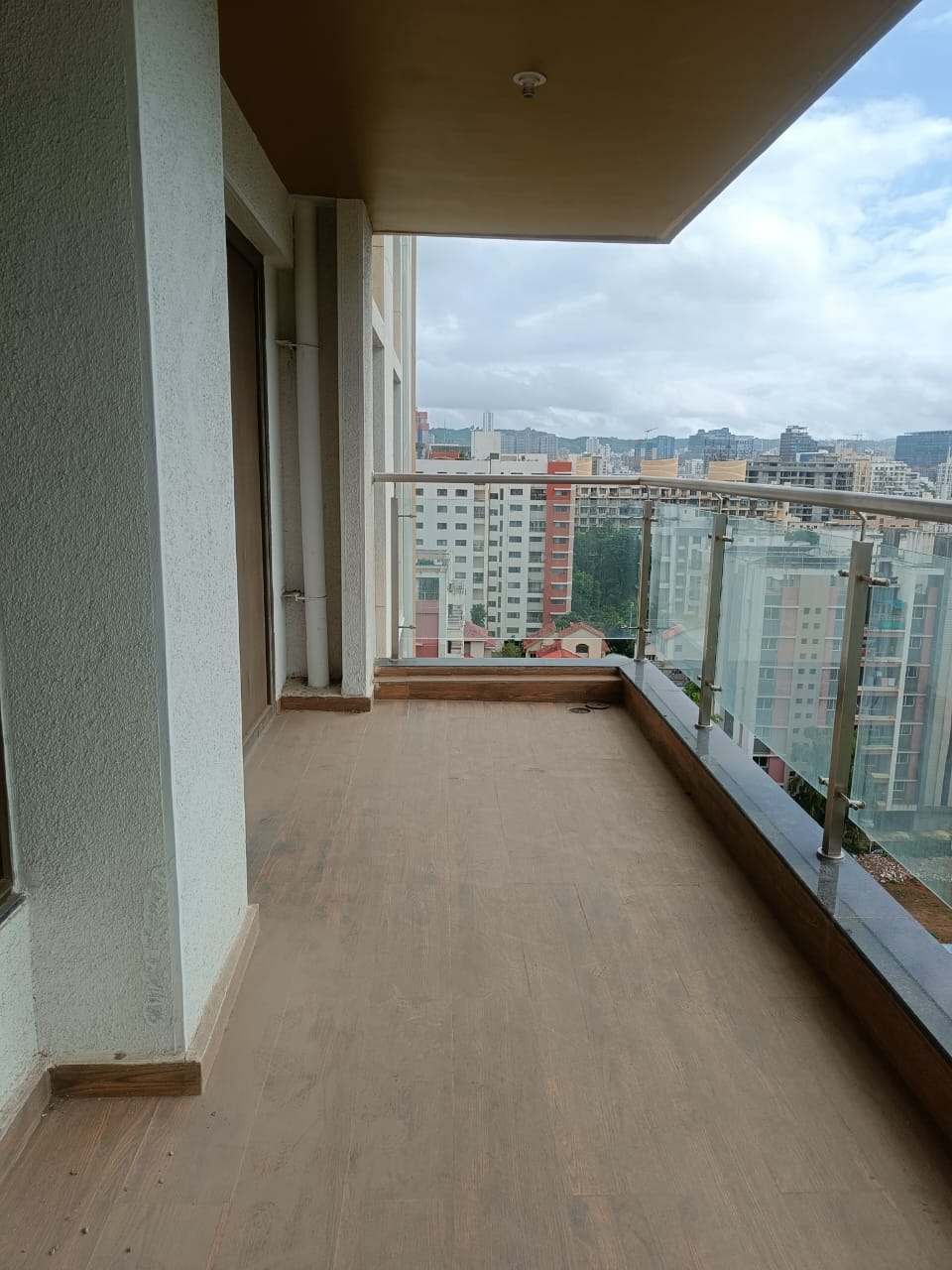 Big size 4BHK unfurnished flat for sell in Balewadi