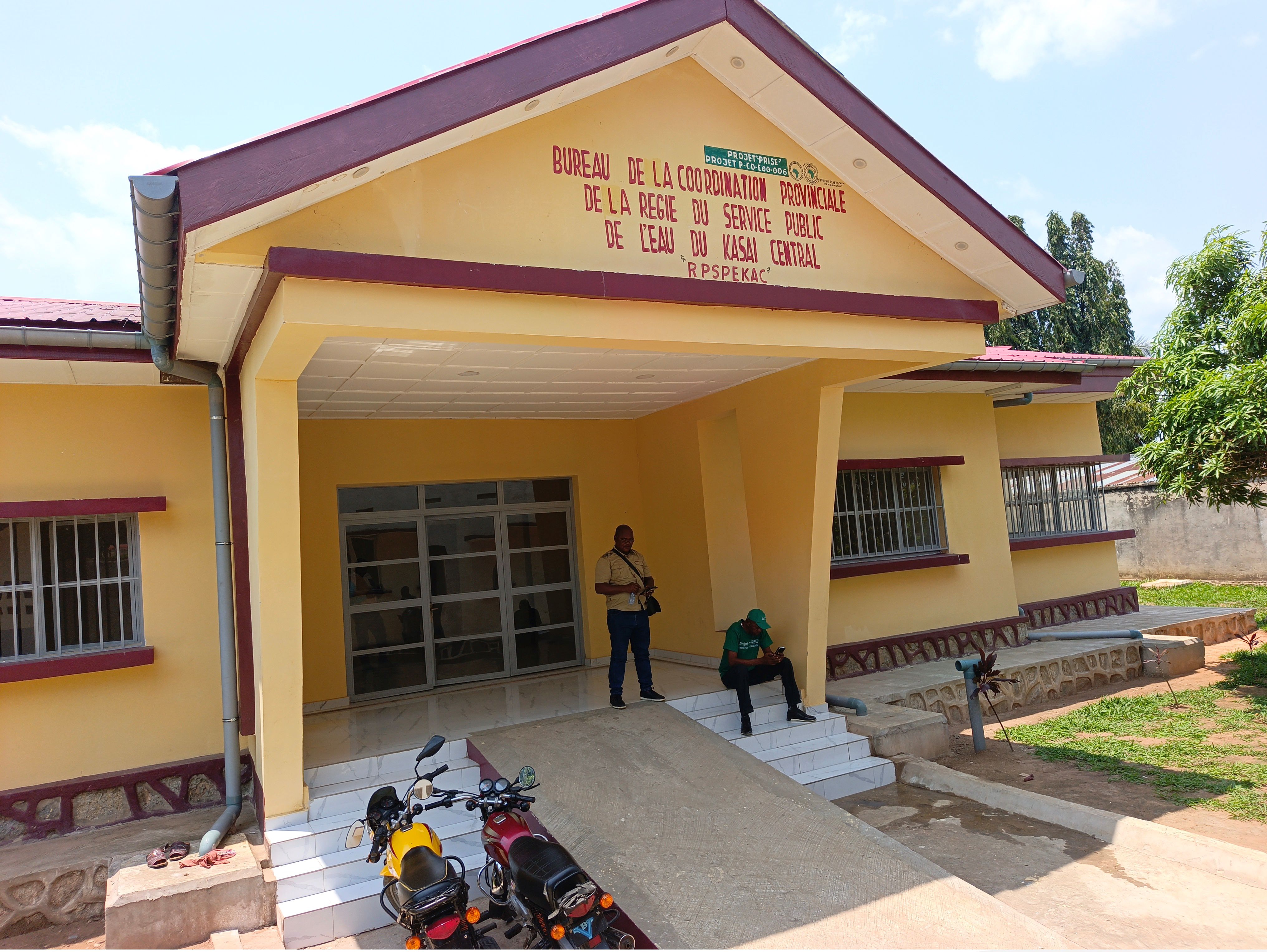Kananga : Le Ministre d’État Grégoire Mutshail inaugure le siège de la Régie de l’Eau et équipe les services du Développement Rural