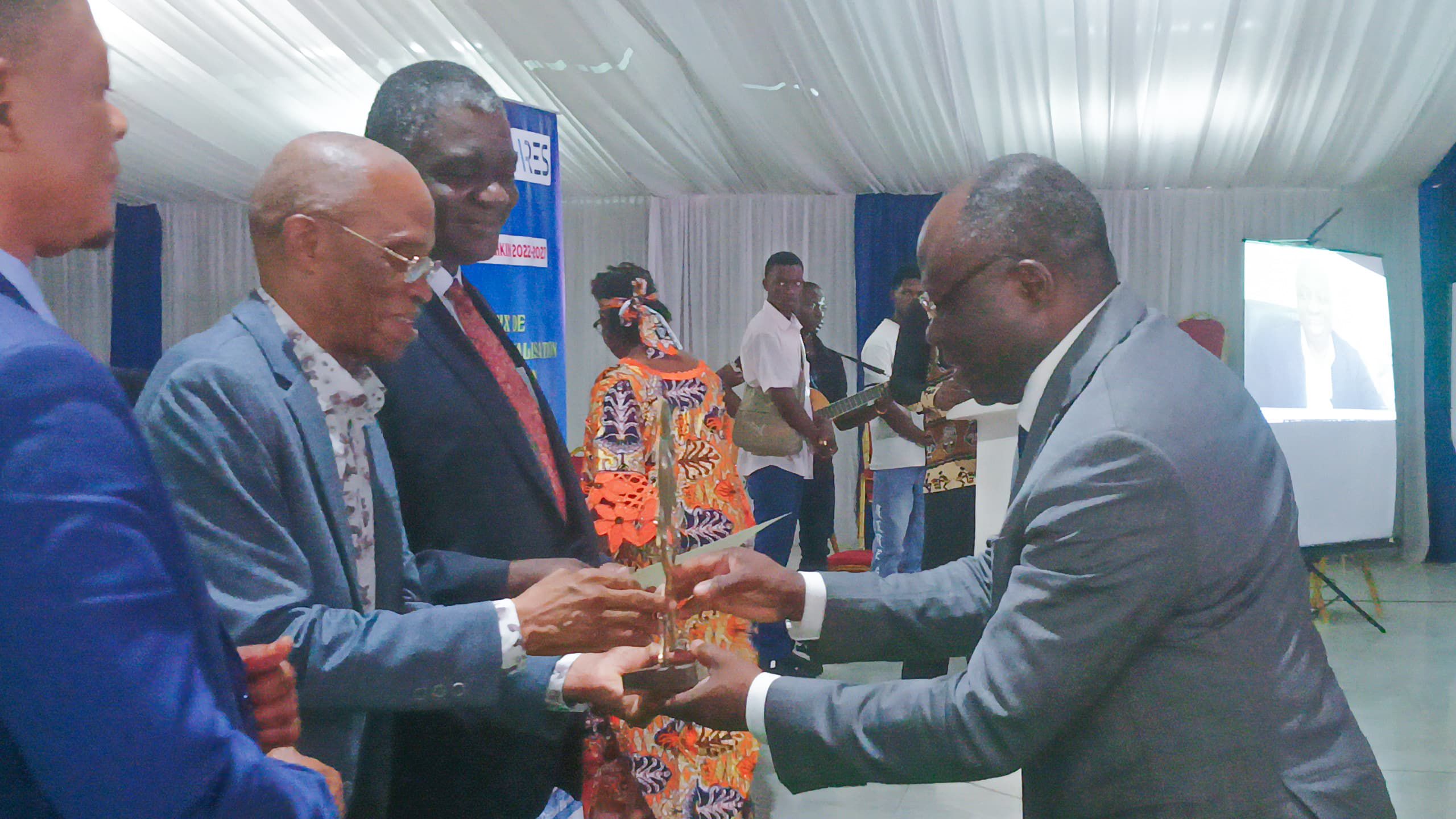Raoul Kienge-Kienge : Le double lauréat qui incarne le leadership et l'excellence scientifique au service du rayonnement international de l'Unikin