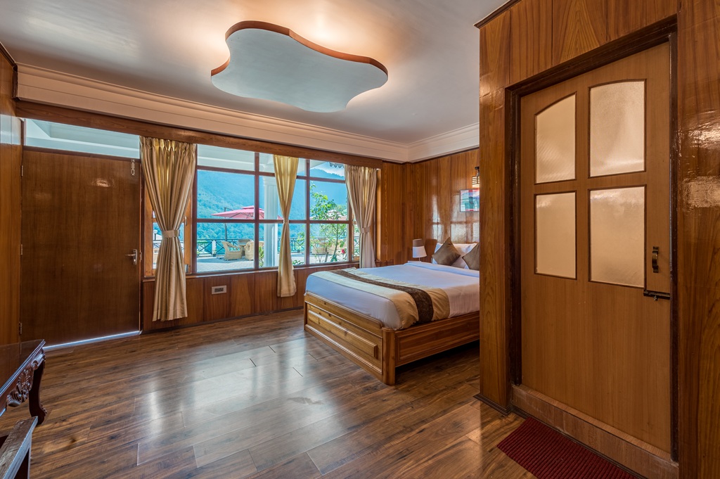 DELUXE VIEW ROOM thumb