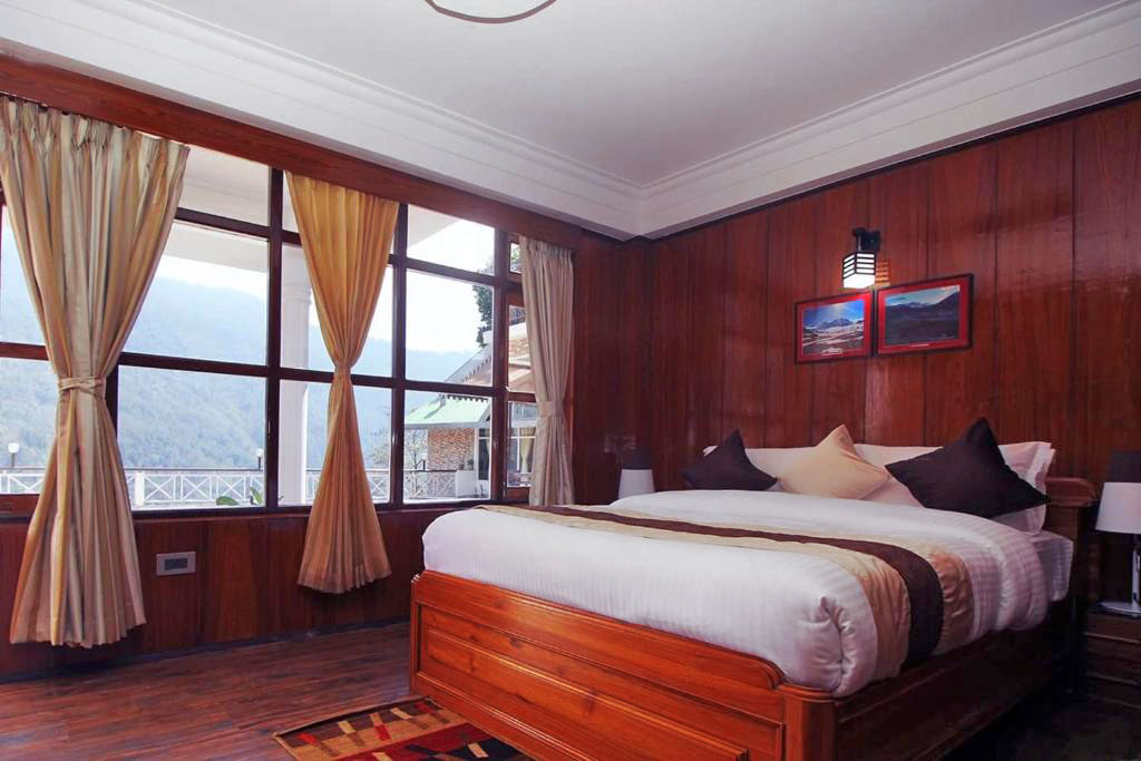 COTTAGE ROOM WITH BALCONY thumb