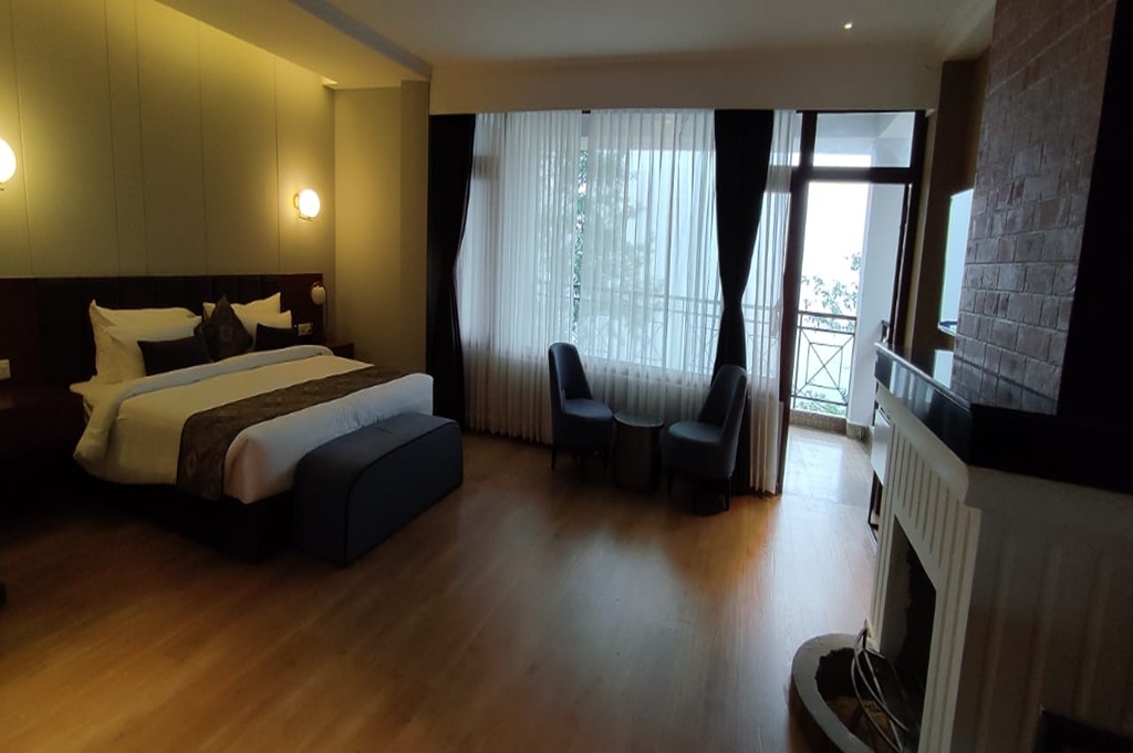 LUXURY ROOM WITH BALCONY & FIREPLACE thumb