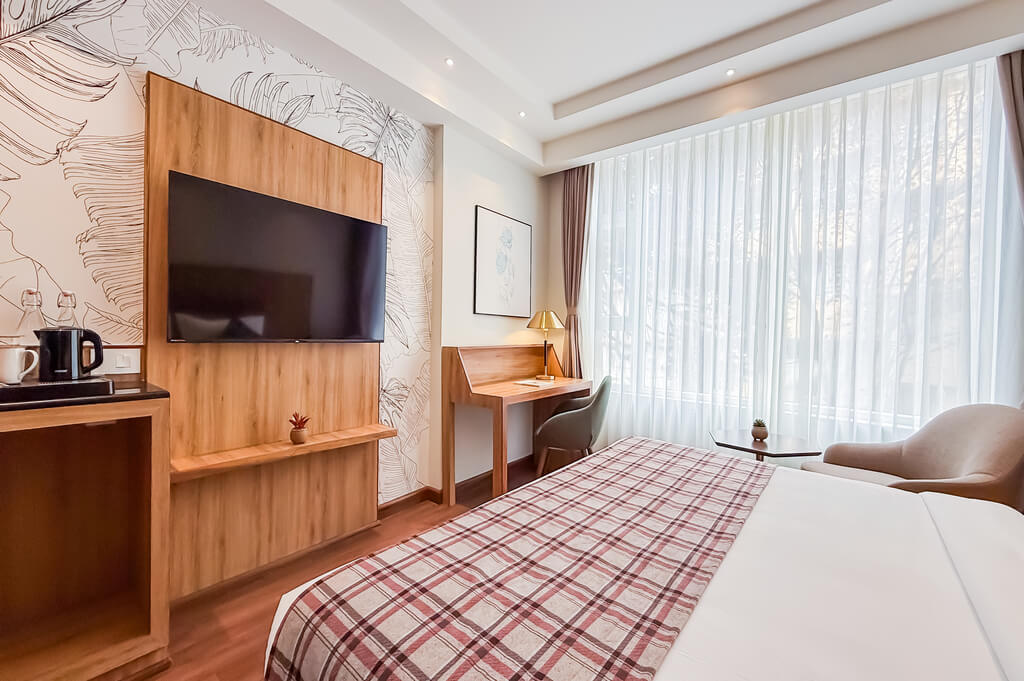 PREMIUM ROAD VIEW ROOM thumb