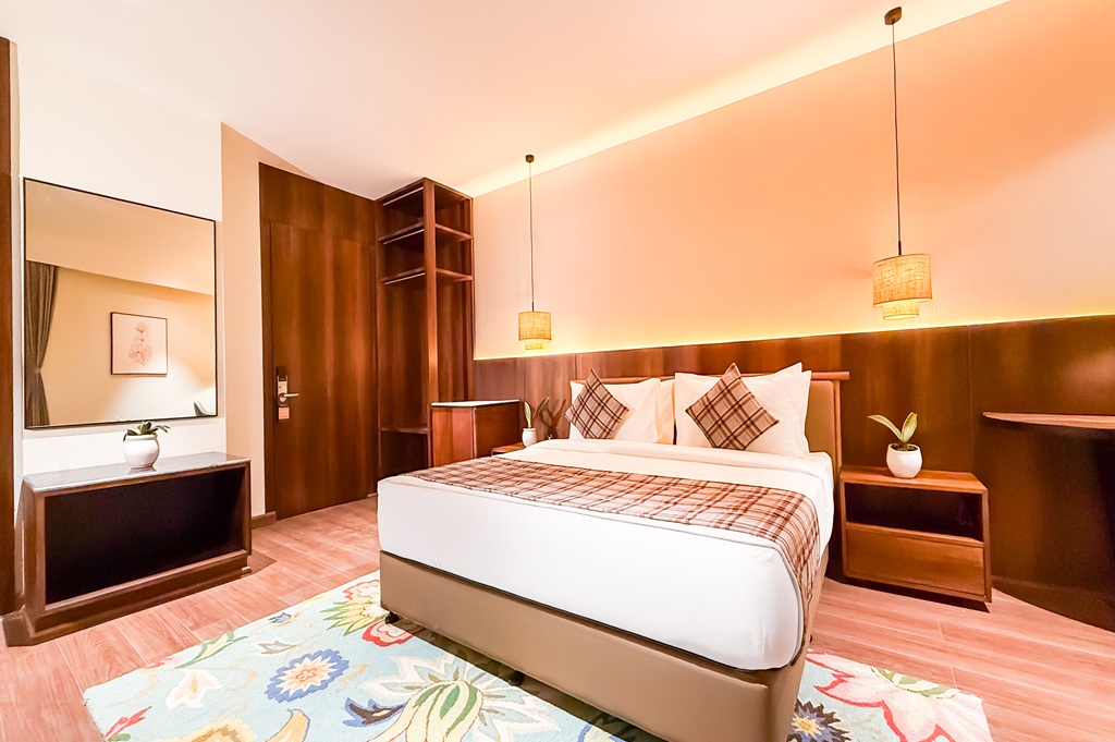  PREMIUM SUITE ROOM ROAD VIEW thumb