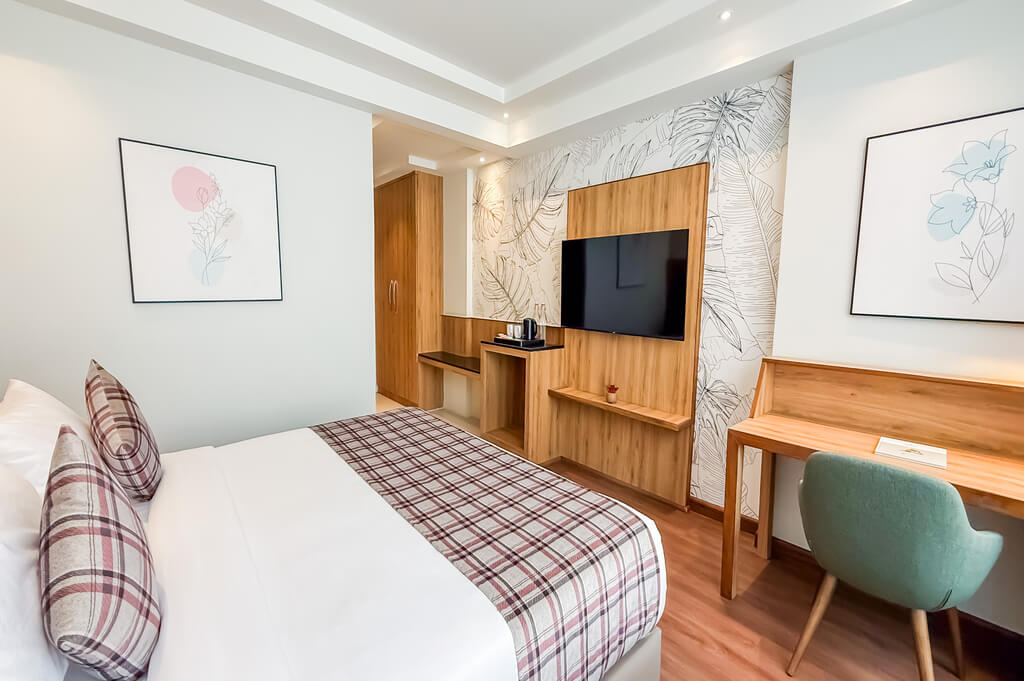 PREMIUM ROAD VIEW ROOM thumb