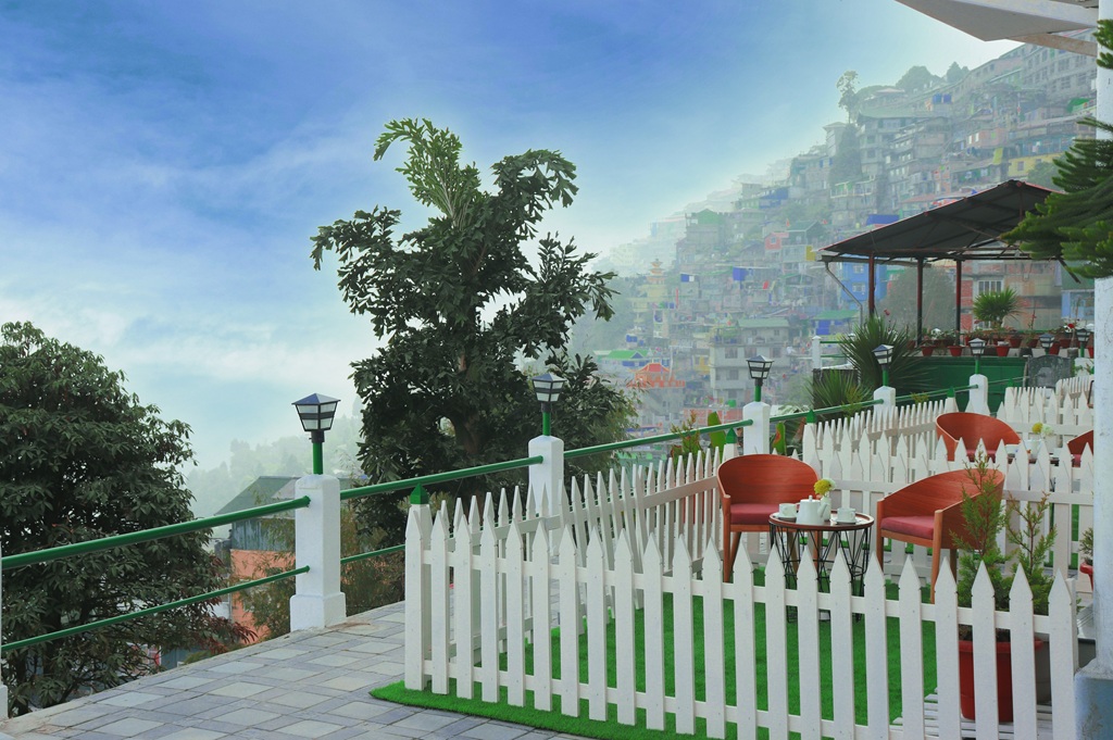 PREMIUM VIEW ROOM WITH LAWN thumb