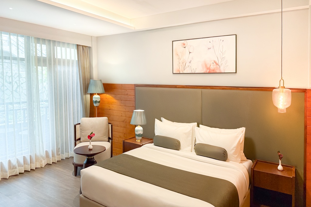 PREMIUM ROOM WITH BALCONY thumb