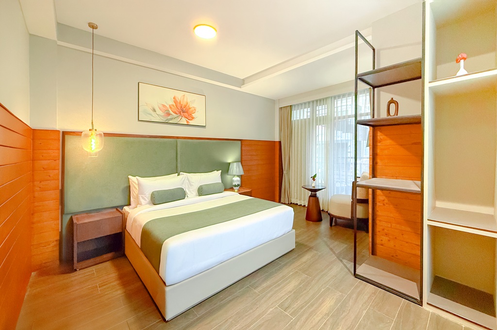 PREMIUM ROOM WITH BALCONY thumb