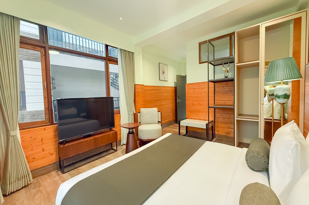 COTTAGE ROOM WITH BALCONY thumb