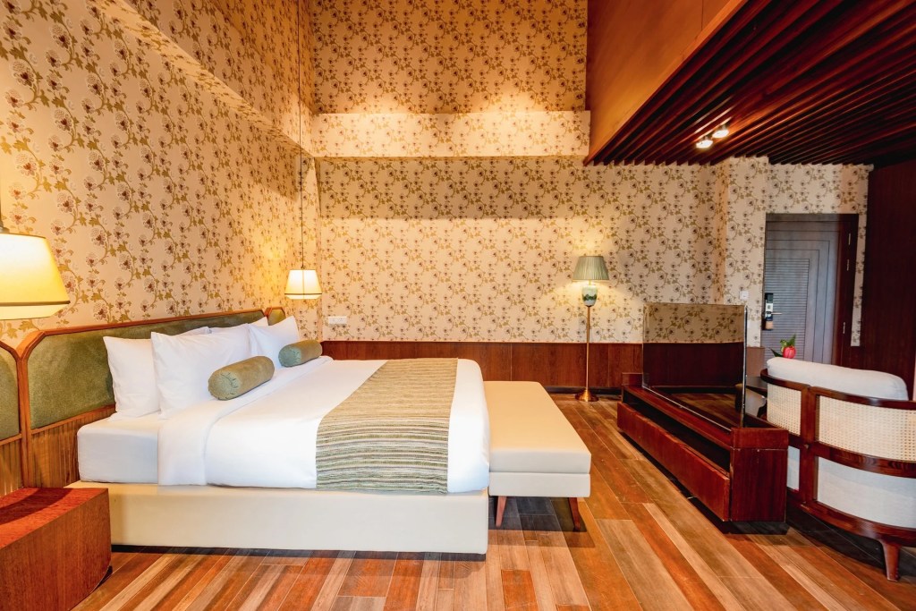 HONEYMOON SUITE VIEW ROOM WITH BALCONY thumb
