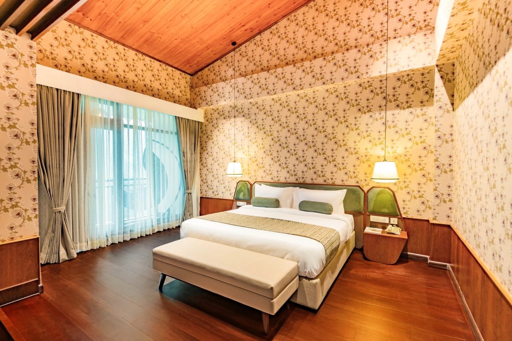 HONEYMOON SUITE VIEW ROOM WITH BALCONY