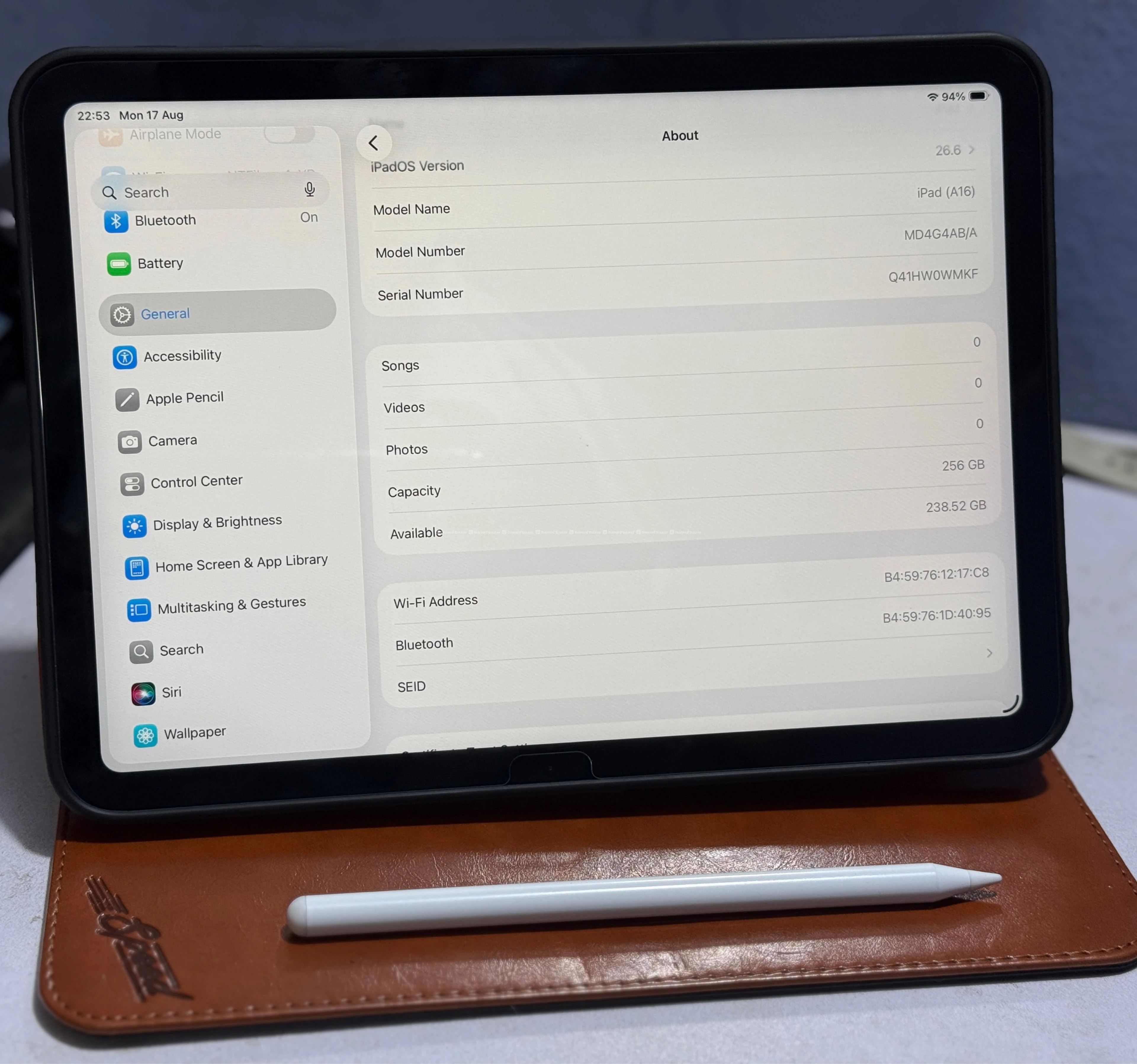iPad A16 256GB with pencil and accessories 2