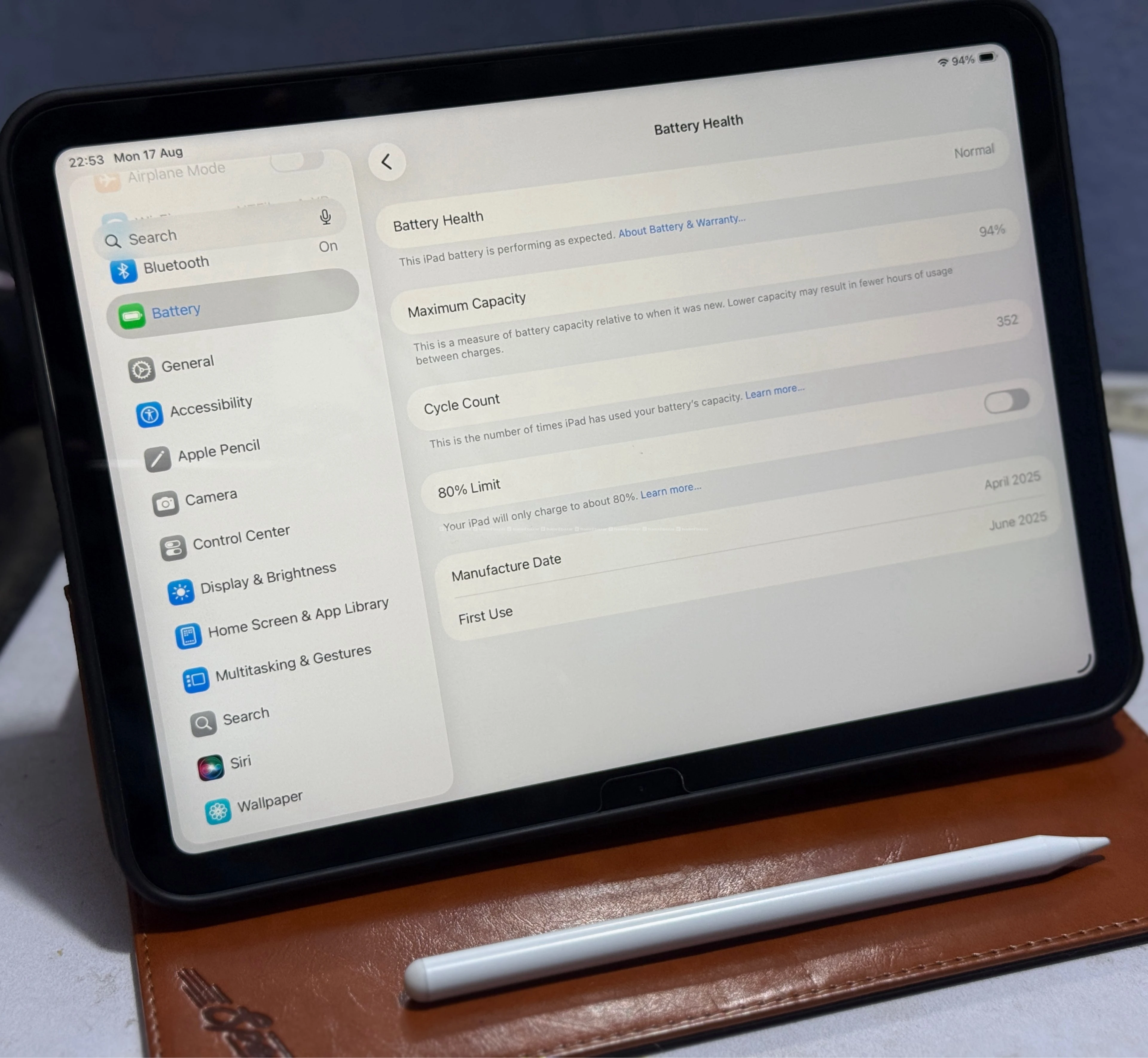 iPad A16 256GB with pencil and accessories 3