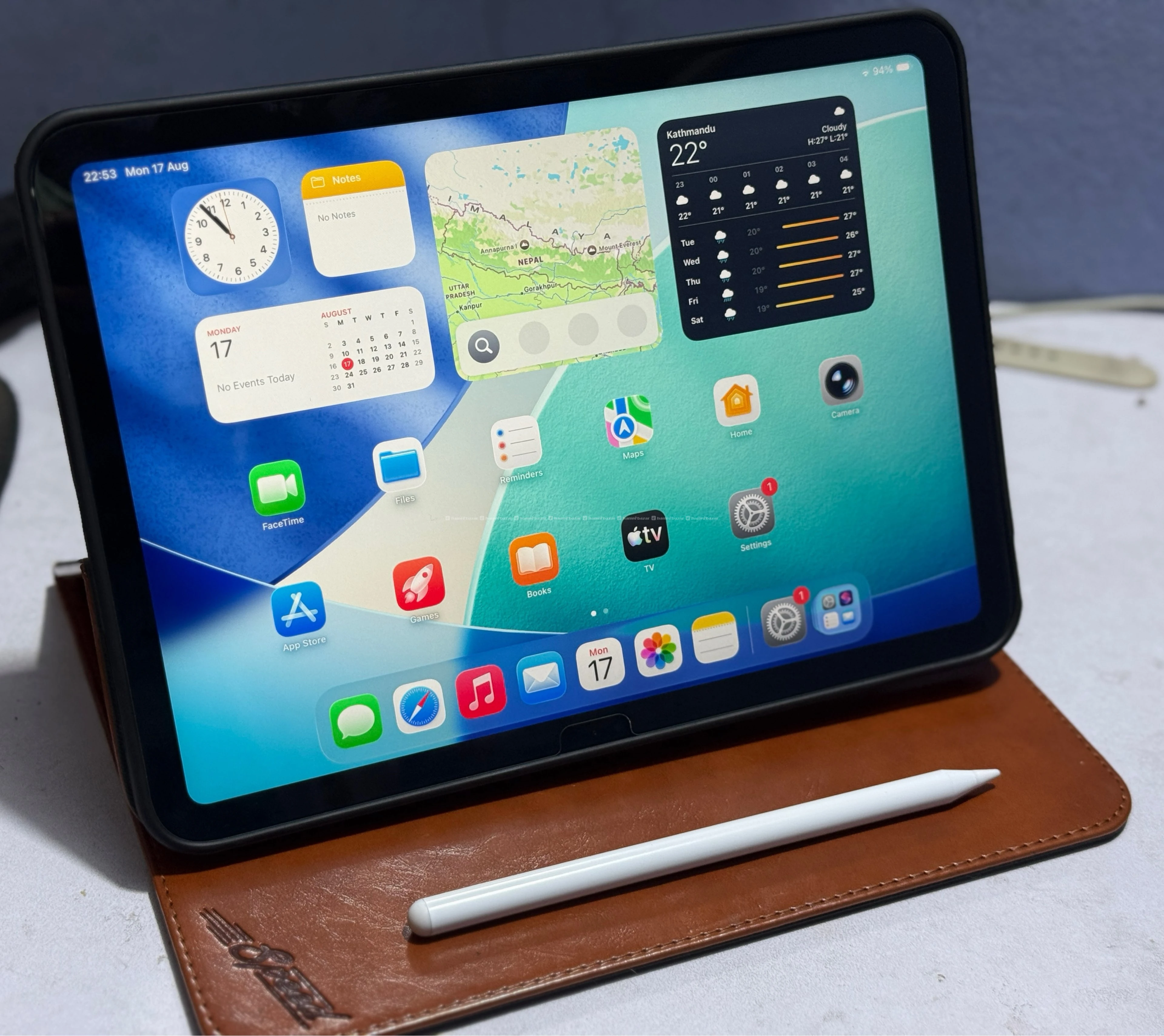 iPad A16 256GB with pencil and accessories