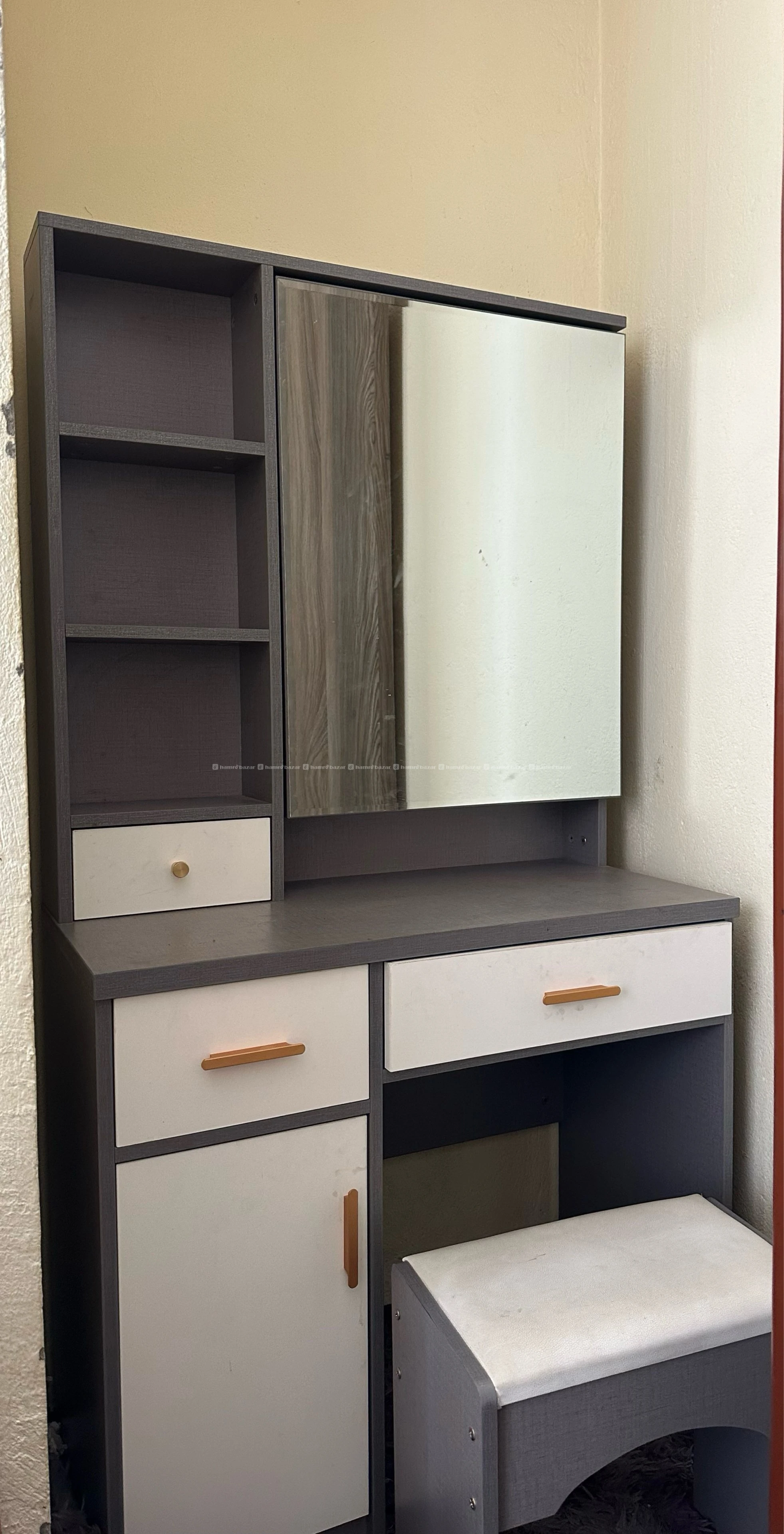 Dressing table with tool