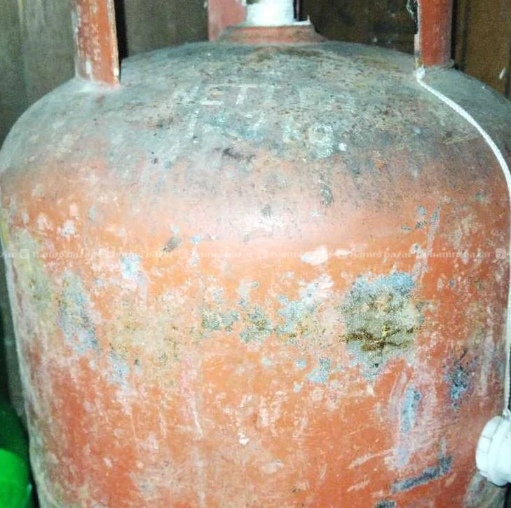 Cylinder with gas & gas chulo