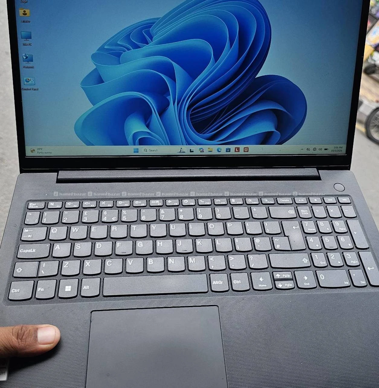 Lenovo v15 Ryzen 5 5000 sres 8gb ram256gb ssd 15.6