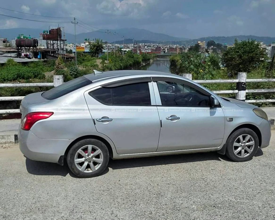 NISSAN SUNNY SEDAN CAR 3
