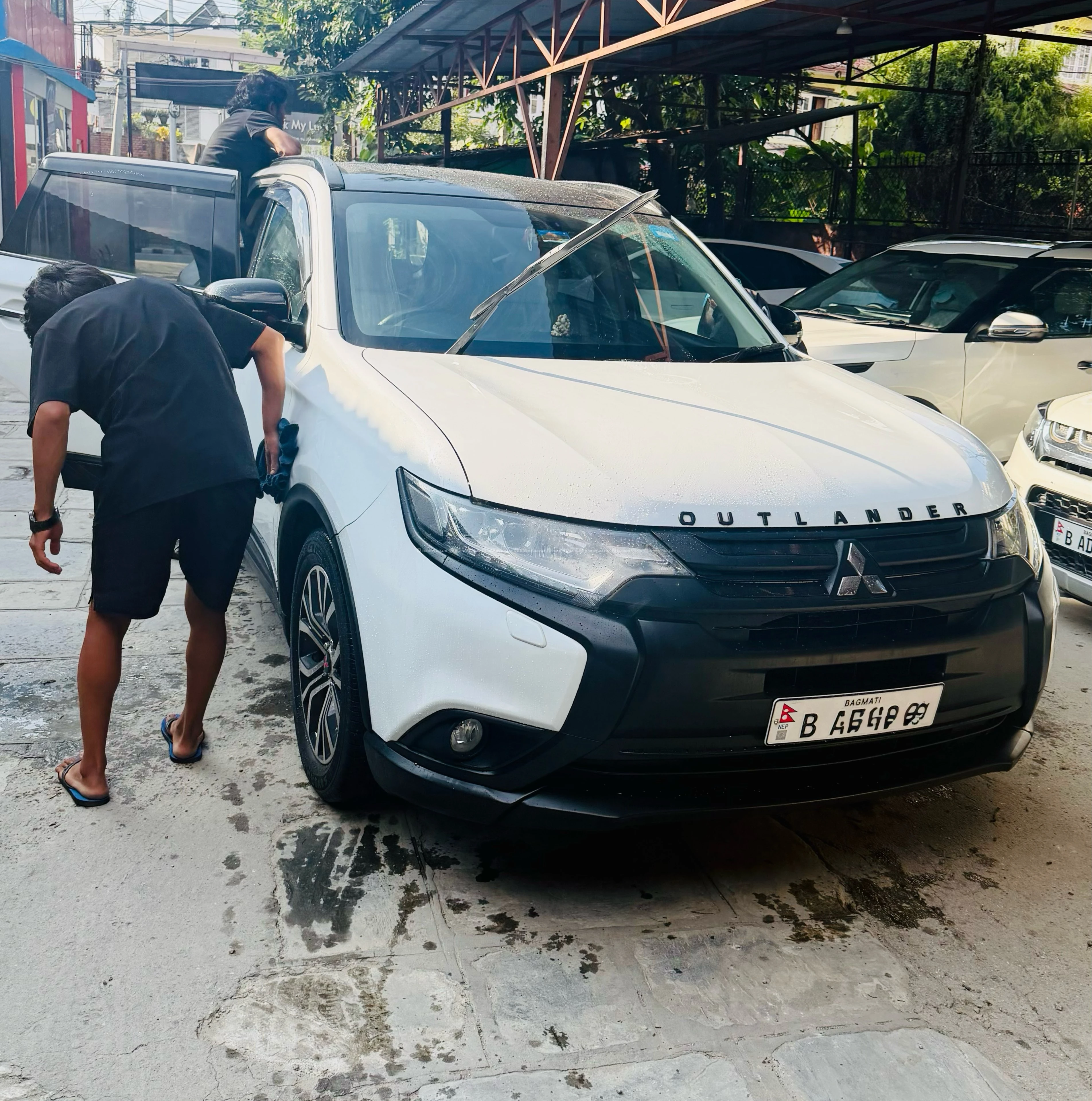 Mitsubishi Outlander  full fresh on Sale !!