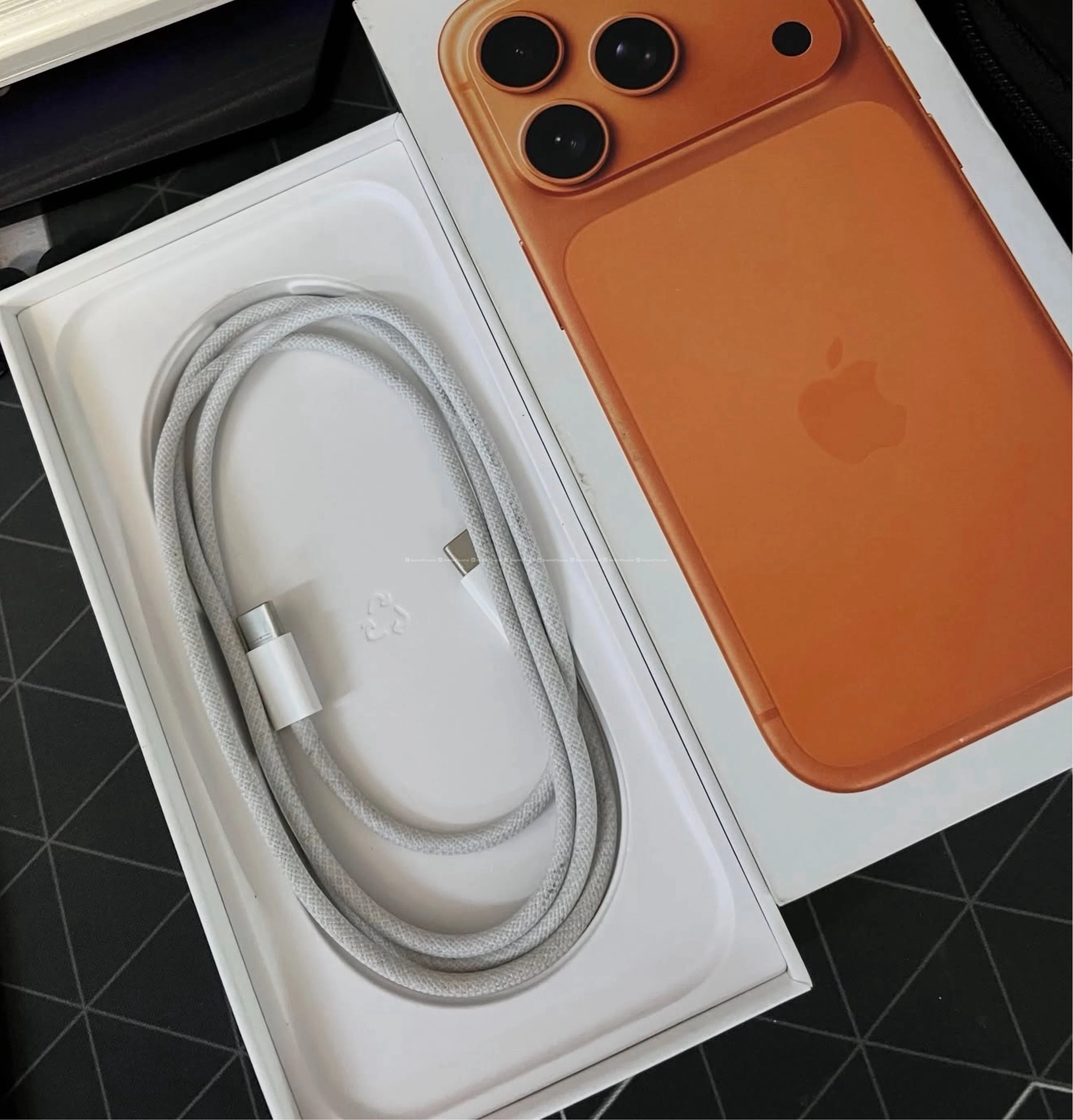 Iphone 17pro max 256gb 99% esim with case & cable 4