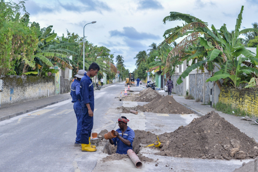 Contractors working on Addu City's Feydhoo district sewage system | Photo: Sun online
