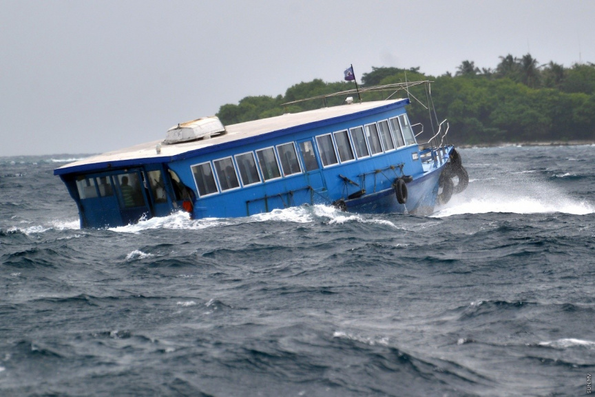 A boat traveling through rough seas | Photo : Sun Mv