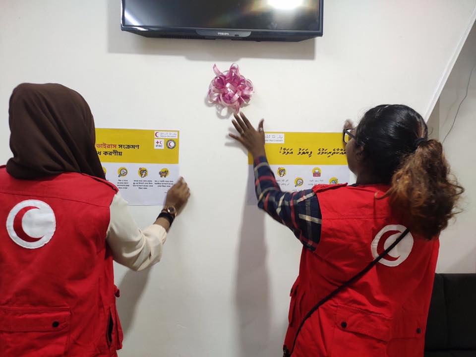 Maldivian Red Crescent volunteers dissemination risk information | Photo: MRC