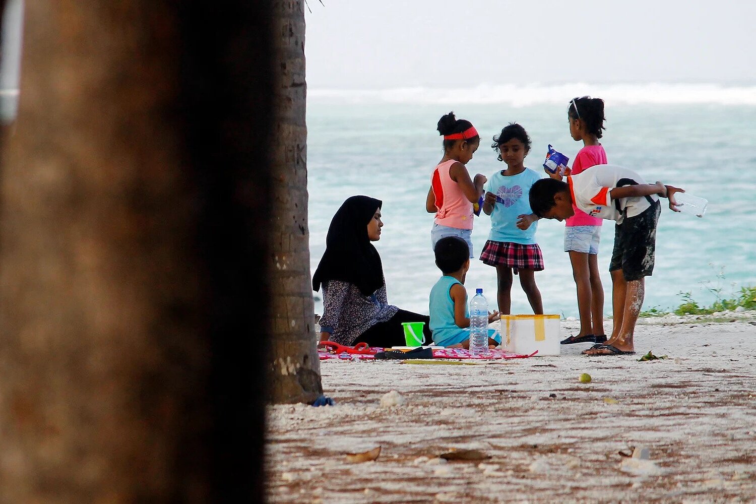 (ފޮޓޯ: އަތިރިމަތީގައި އާއިލާއެއް | ފޮޓޯ: ޔޫ.އެން.ޑީ.ޕީ މޯލްޑިވްސް)