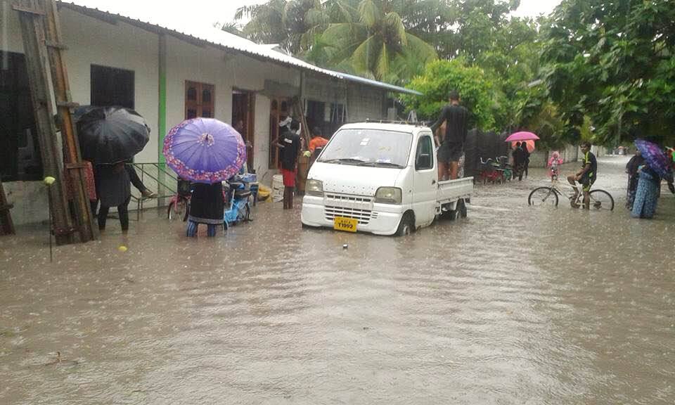 (ފޮޓޯ: ރާއްޖޭގެ ރަށެއްގައި މޫސުމީ ވިއްސާރައިގައި ފެންބޮޑުވެފައި | ފޮޓޯ: ޔޫ.އެން.ޑީ.ޕީ މޯލްޑިވްސް)