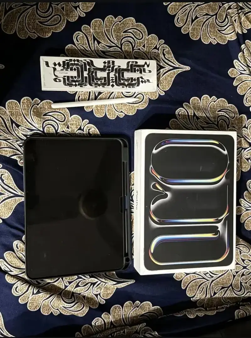 Selling Apple I Pad M4 latest black 256 GB LLA with apple care plan