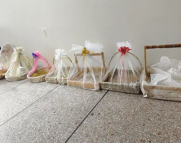 8 gift baskets for urgent sale (sale collectively)