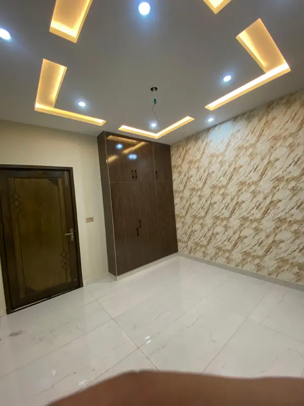 HOT LOCATED 5 MARLA BRAND NEW HOUSE