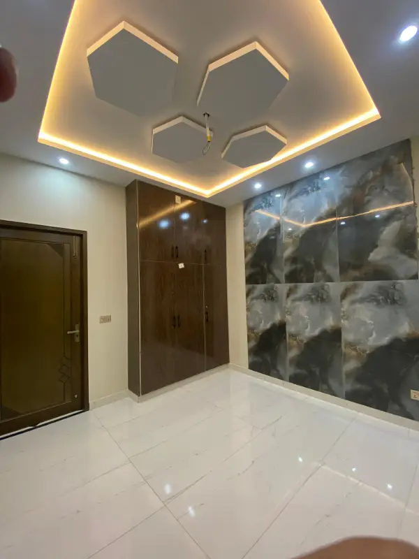 HOT LOCATED 5 MARLA BRAND NEW HOUSE