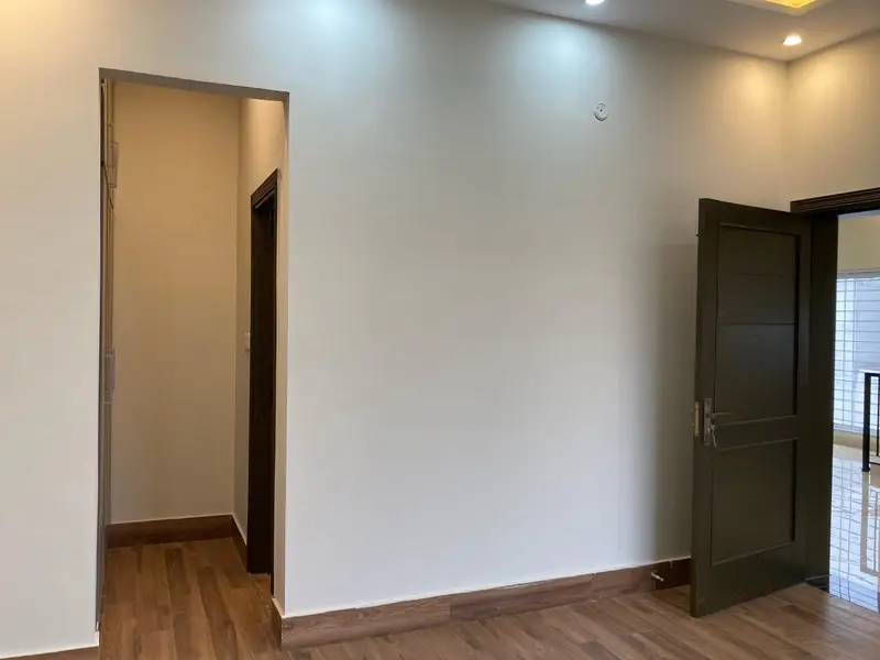 10 Marla Modern Quality Construct House For Sale! Block B 60' Road Most Prime Location.