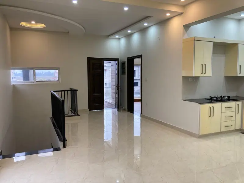 10 Marla Modern Quality Construct House For Sale! Block B 60' Road Most Prime Location.