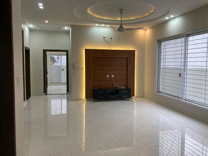 10 Marla Modern Quality Construct House For Sale! Block B 60' Road Most Prime Location.