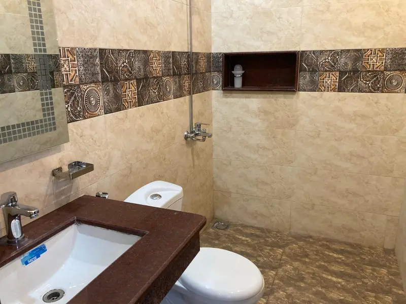 10 Marla Modern Quality Construct House For Sale! Block B 60' Road Most Prime Location.