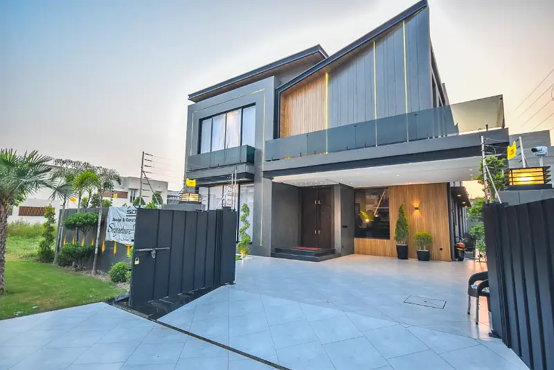 ONE KANAL BEAUTIFULL MODREN DESIGN HOUSE AVAILABLE FOR RENT NEAR TO MAIN BOULEVARD PHASE 6