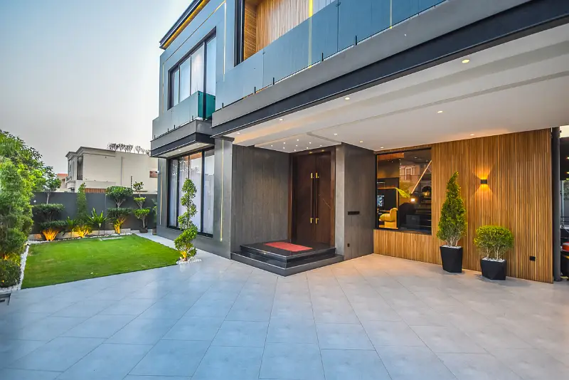 ONE KANAL BEAUTIFULL MODREN DESIGN HOUSE AVAILABLE FOR RENT NEAR TO MAIN BOULEVARD PHASE 6