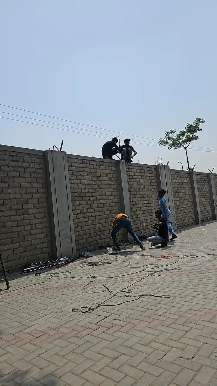 Razor Wire Barbed Wire Security Wire Welded Mesh Jali Chain Link Fence