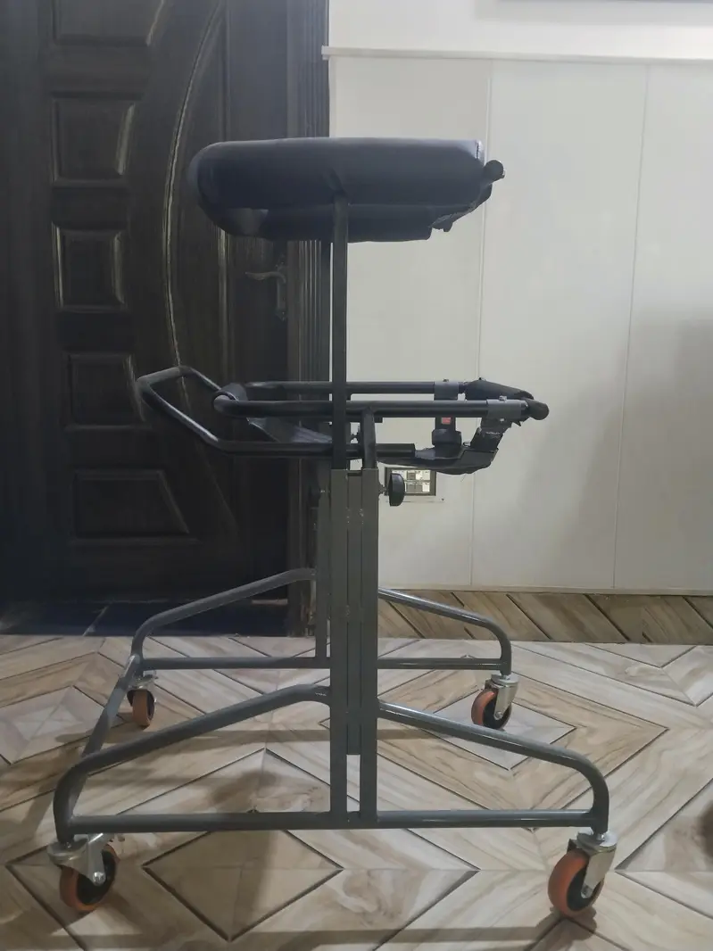 ADJUSTABLE WALKER FOR ADULT