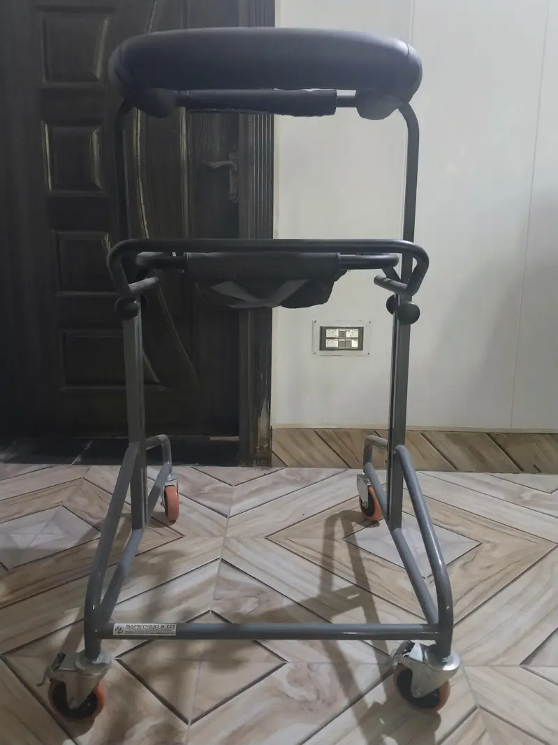 ADJUSTABLE WALKER FOR ADULT