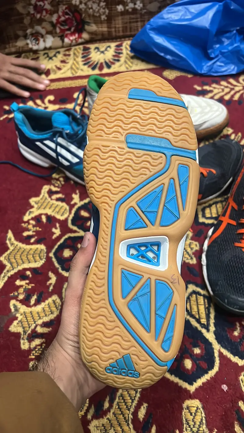 Men,s light weight shoes for bedminton