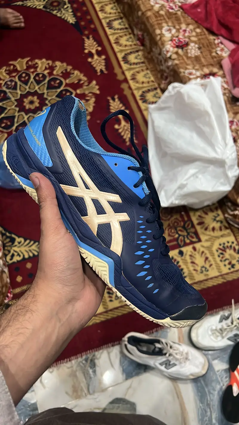 Men,s light weight shoes for bedminton