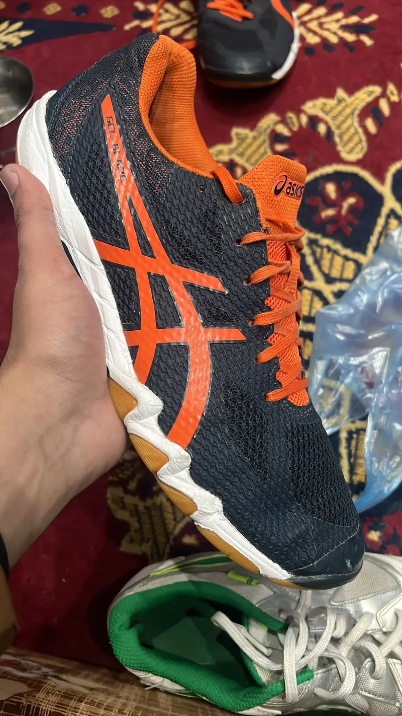 Men,s light weight shoes for bedminton