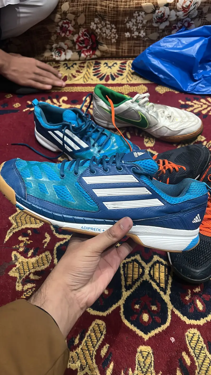 Men,s light weight shoes for bedminton