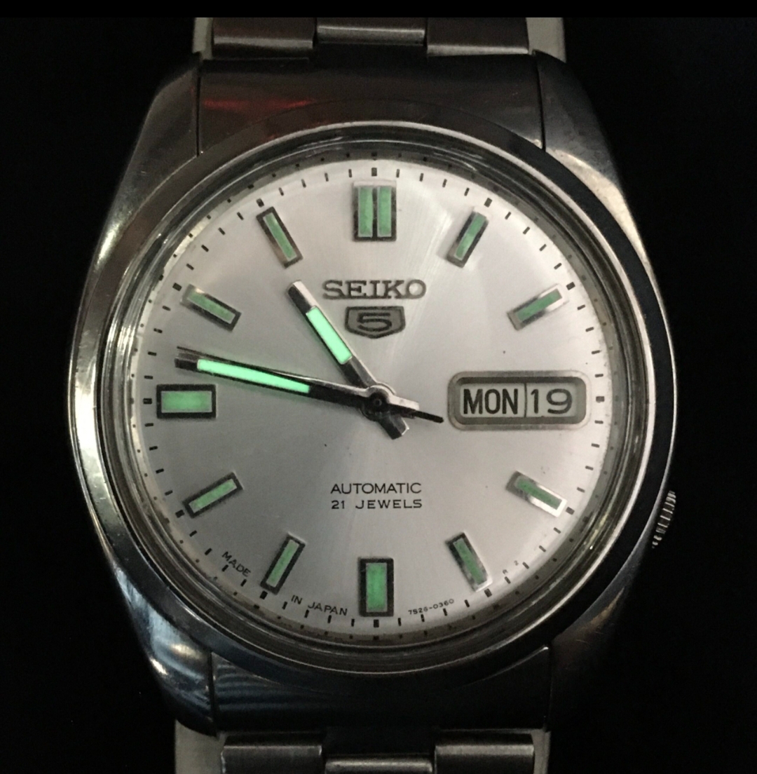 Seiko 5 Vintage Antique Watch This is a Seiko 5 SNXS73 automatic watch
