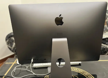 Apple iMac Pro, 27'' 5K, Xeon W 10 Core and Xeon W 8 Core