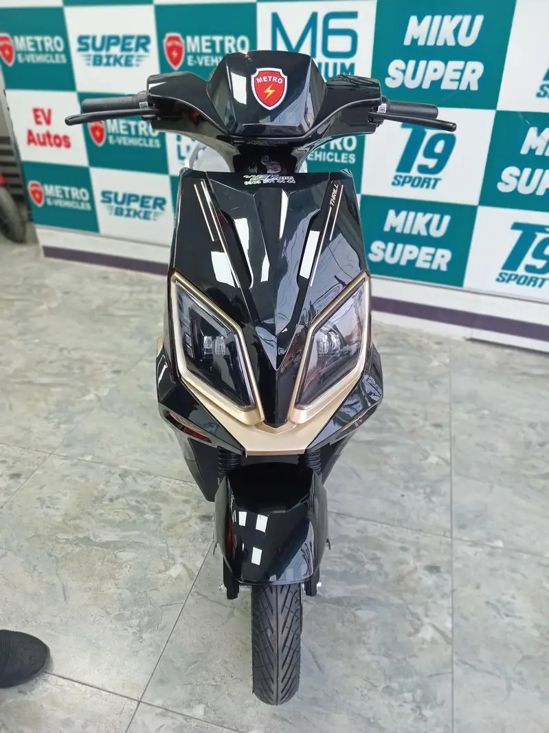 Metro Thrill Pro Lithium Battery Electric Scooty New 2026/Evee/Yadea