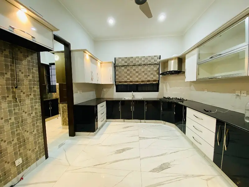 10 Marla Upper Portion For Rent In Bahria Town Lahore Near Grand Mosque